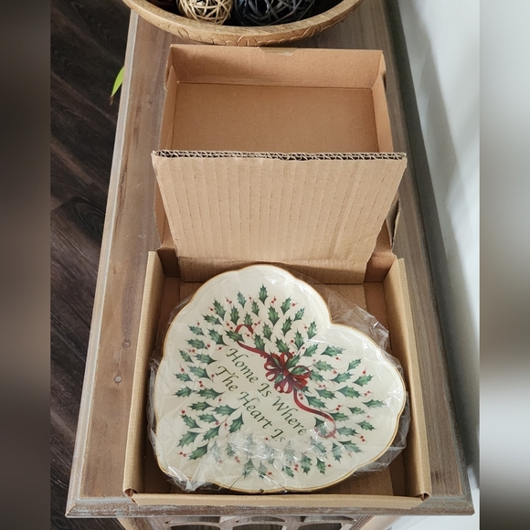 🎄 Lenox “Home Is Where The Heart Is” Christmas Plate – Heart-Shaped, Holiday - Picture 9 of 10